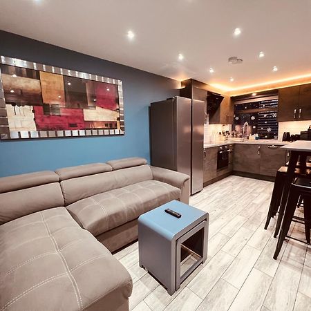 Modern Suites -5 Bedroom House- With Free Parking Birmingham City Bagian luar foto