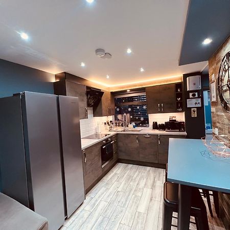 Modern Suites -5 Bedroom House- With Free Parking Birmingham City Bagian luar foto