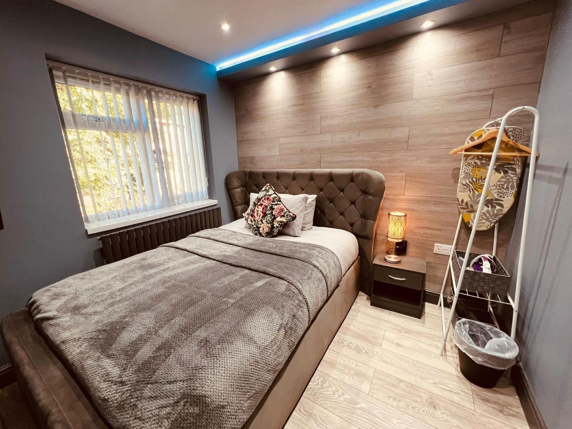 Modern Suites -5 Bedroom House- With Free Parking Birmingham City Bagian luar foto