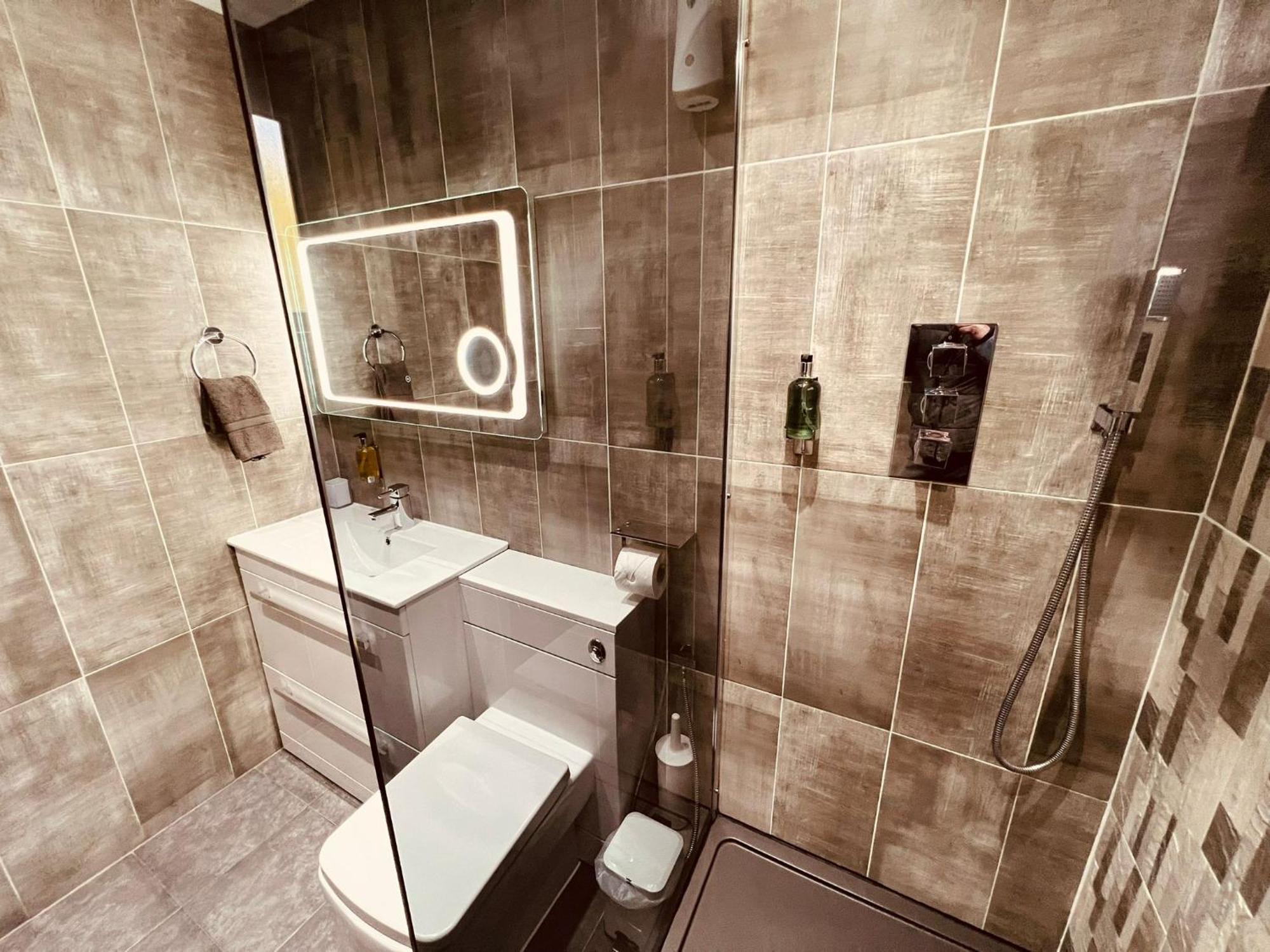 Modern Suites -5 Bedroom House- With Free Parking Birmingham City Bagian luar foto