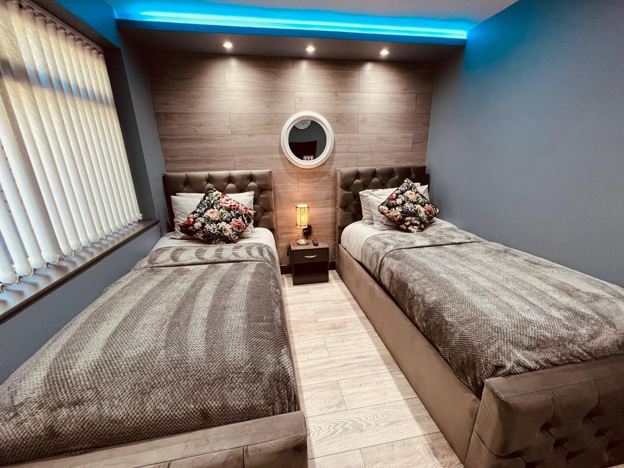 Modern Suites -5 Bedroom House- With Free Parking Birmingham City Bagian luar foto