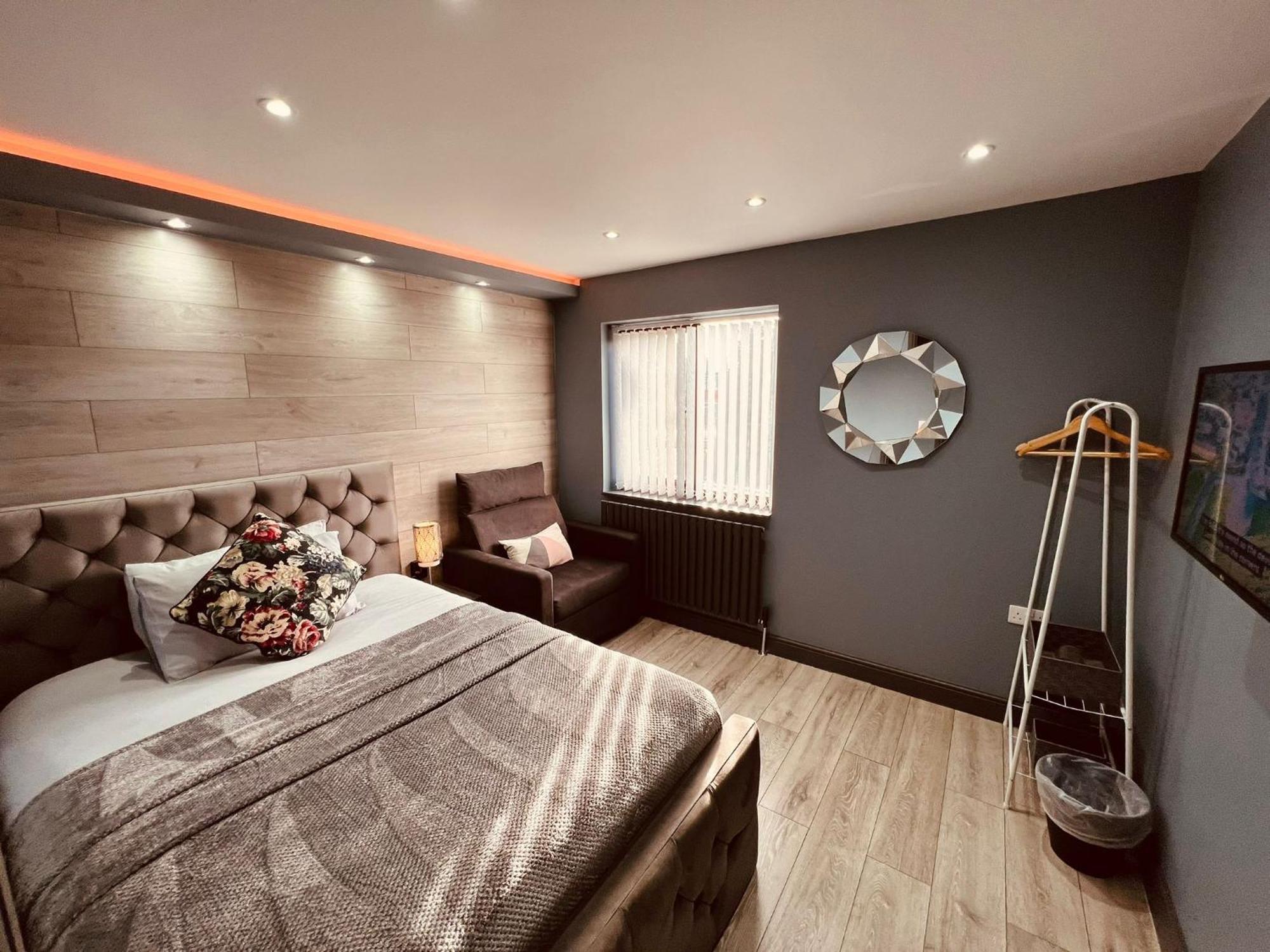 Modern Suites -5 Bedroom House- With Free Parking Birmingham City Bagian luar foto