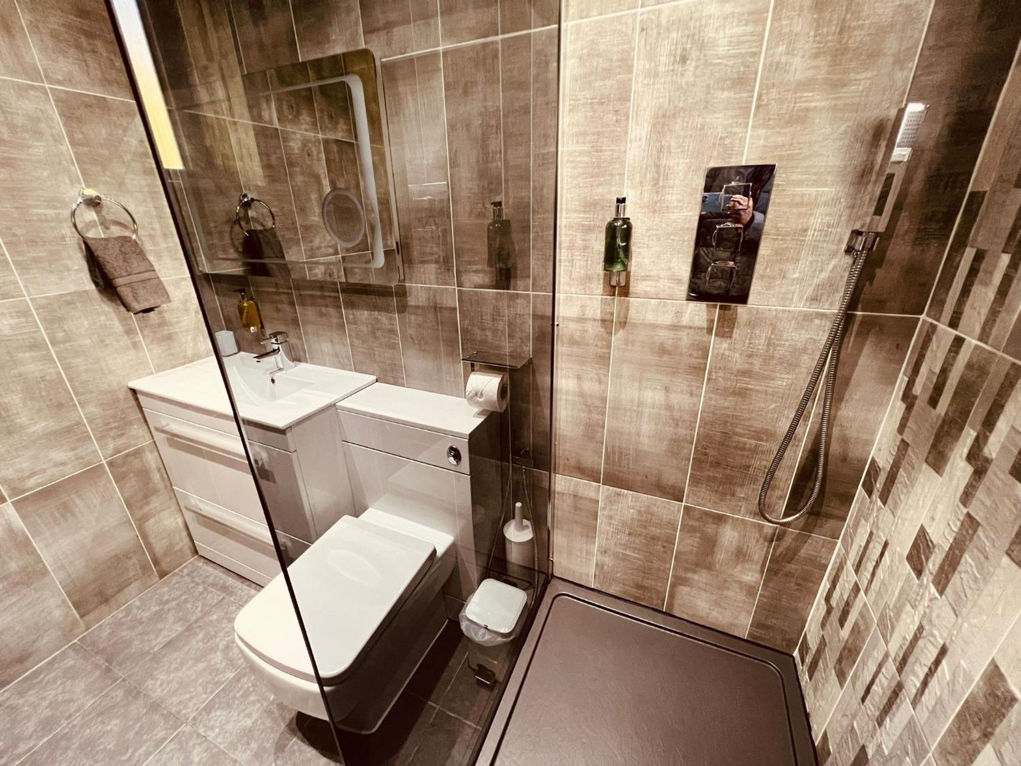 Modern Suites -5 Bedroom House- With Free Parking Birmingham City Bagian luar foto