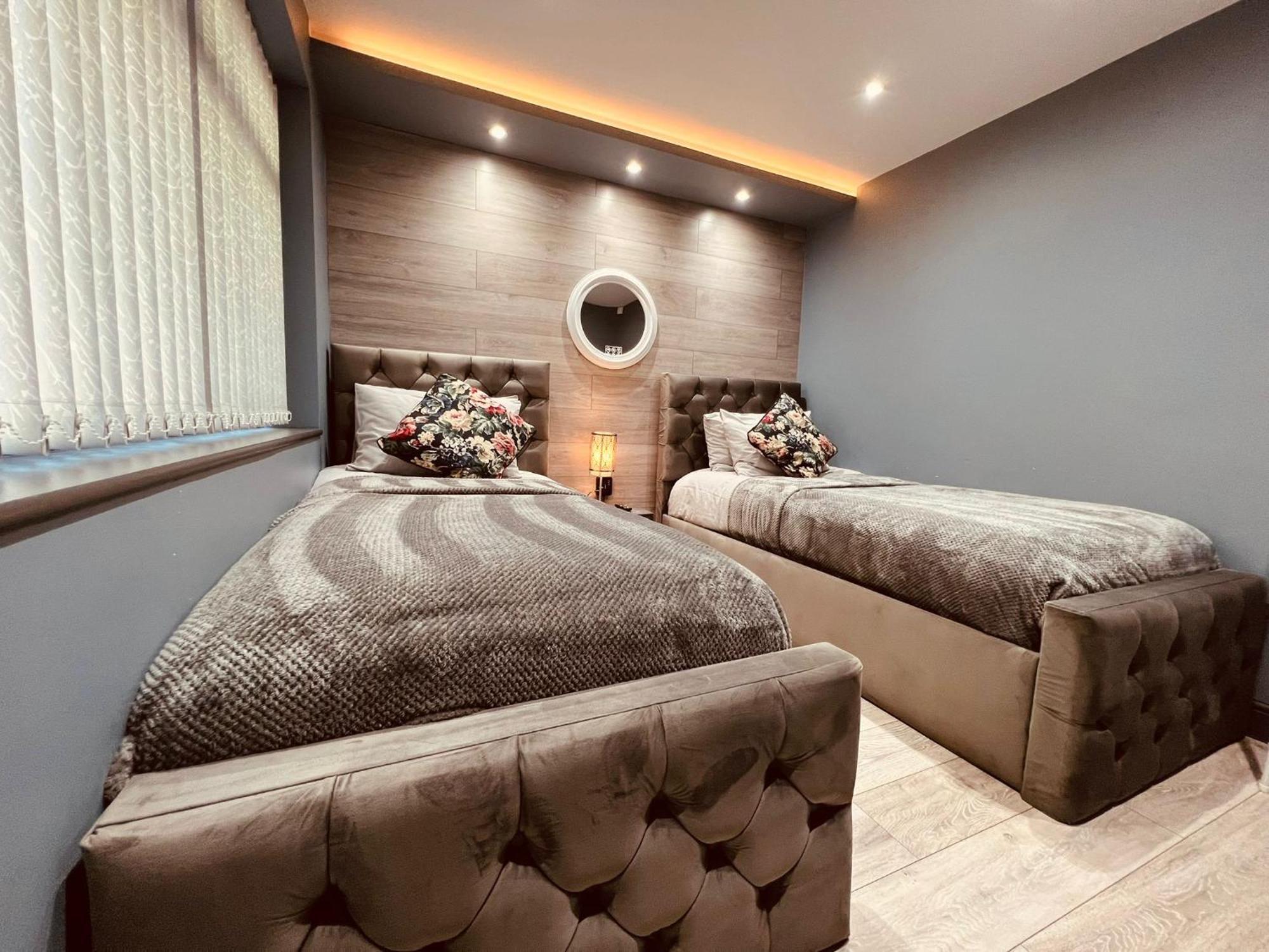 Modern Suites -5 Bedroom House- With Free Parking Birmingham City Bagian luar foto