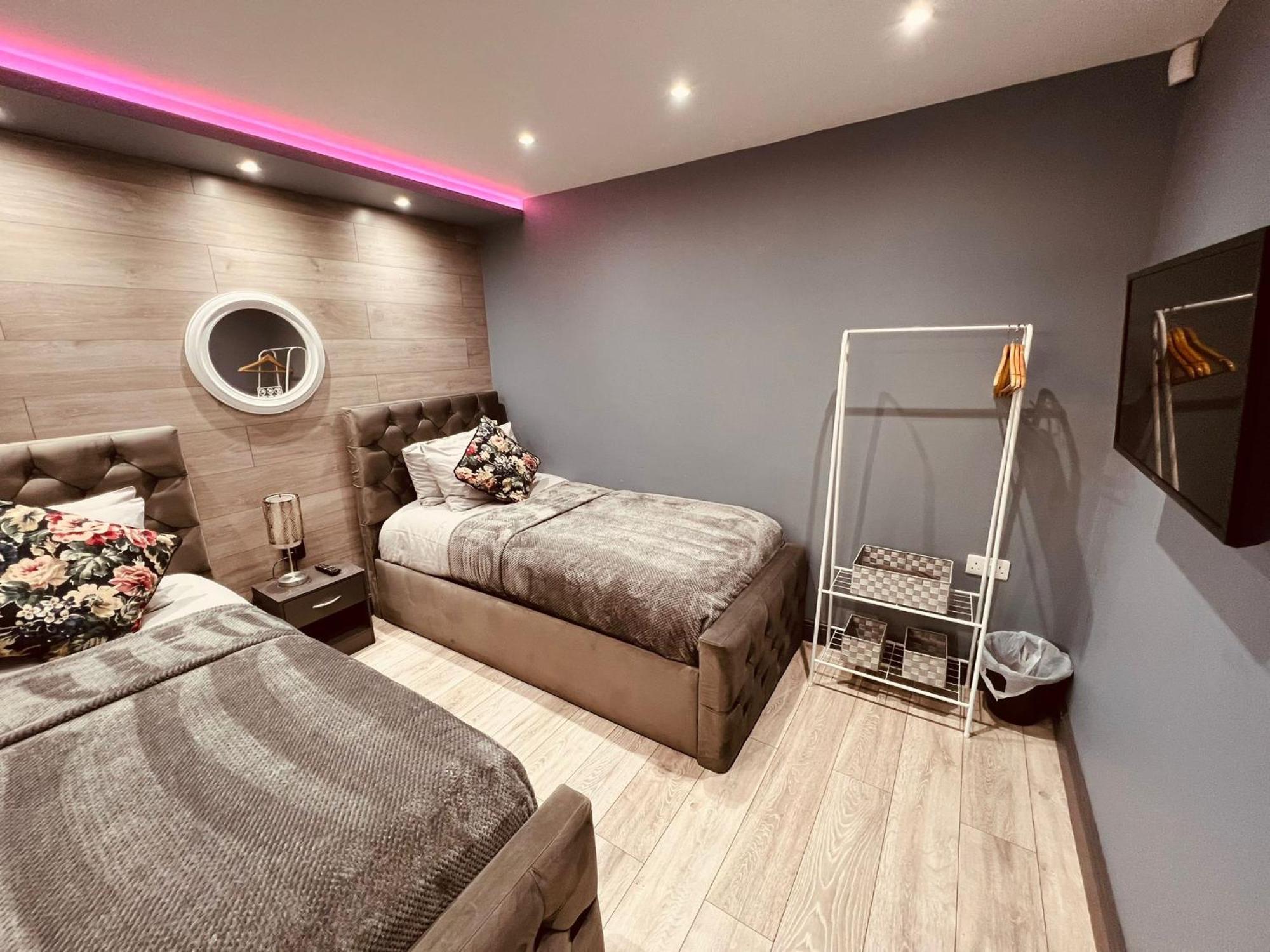 Modern Suites -5 Bedroom House- With Free Parking Birmingham City Bagian luar foto