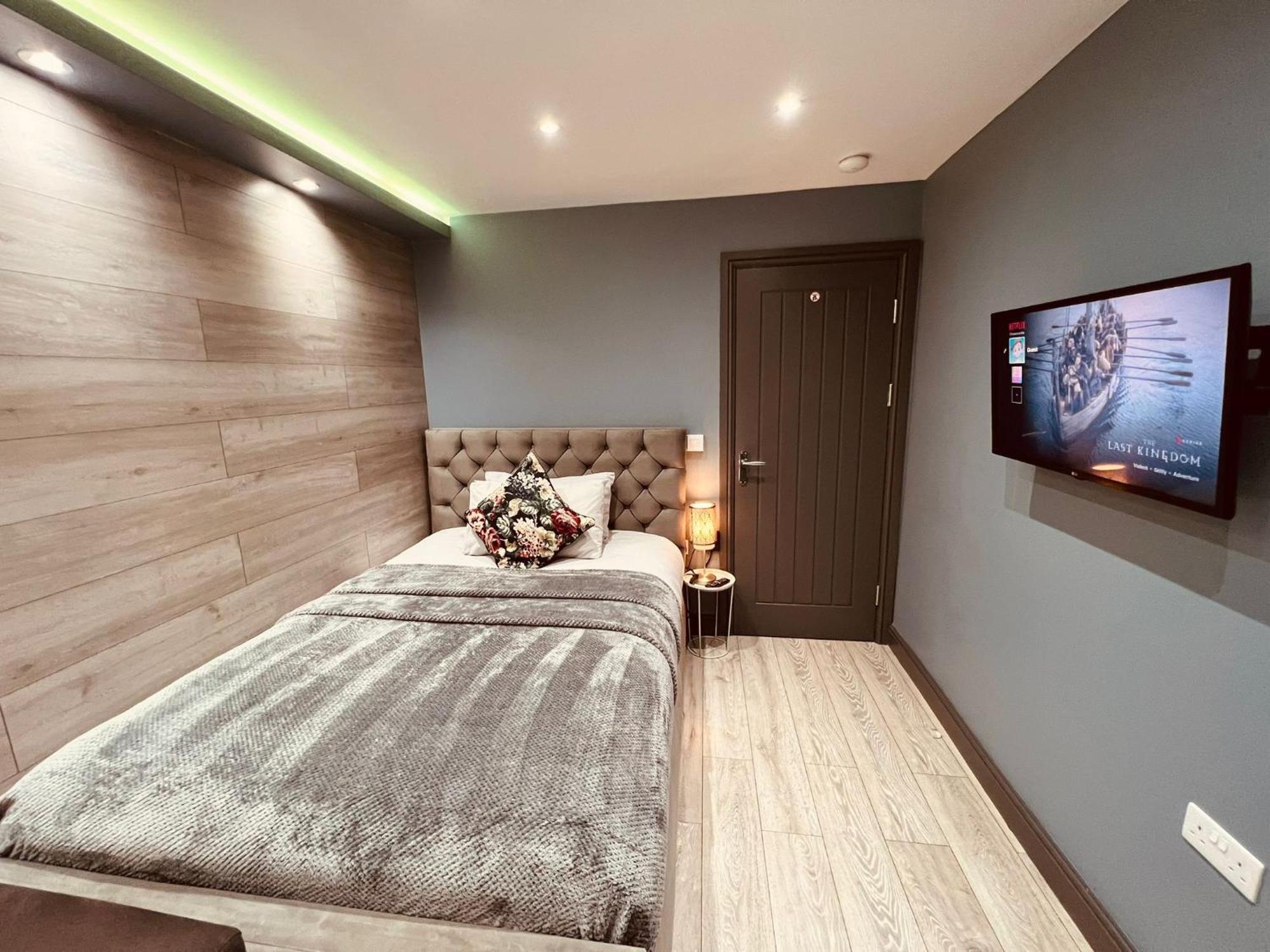 Modern Suites -5 Bedroom House- With Free Parking Birmingham City Bagian luar foto