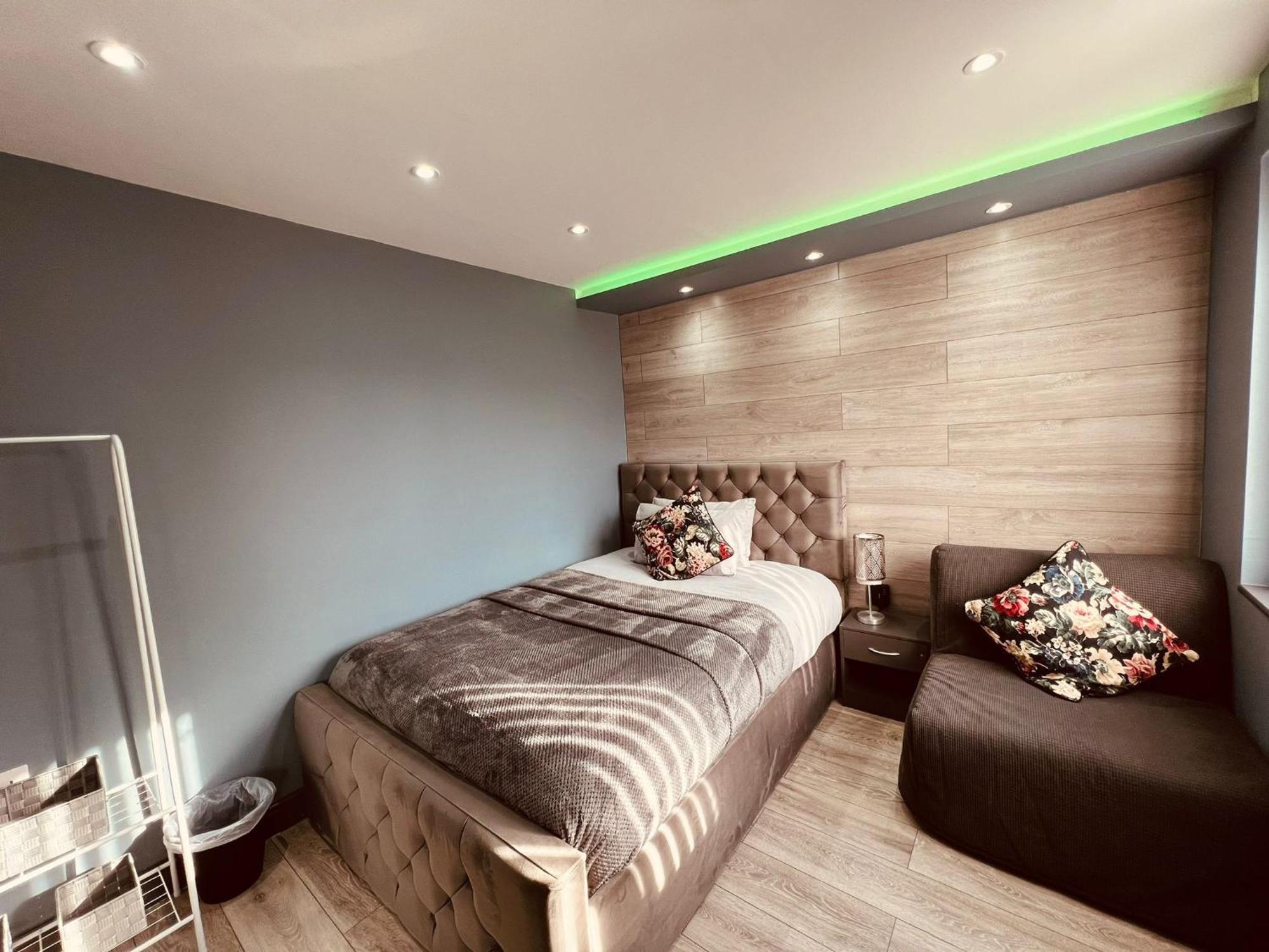 Modern Suites -5 Bedroom House- With Free Parking Birmingham City Bagian luar foto