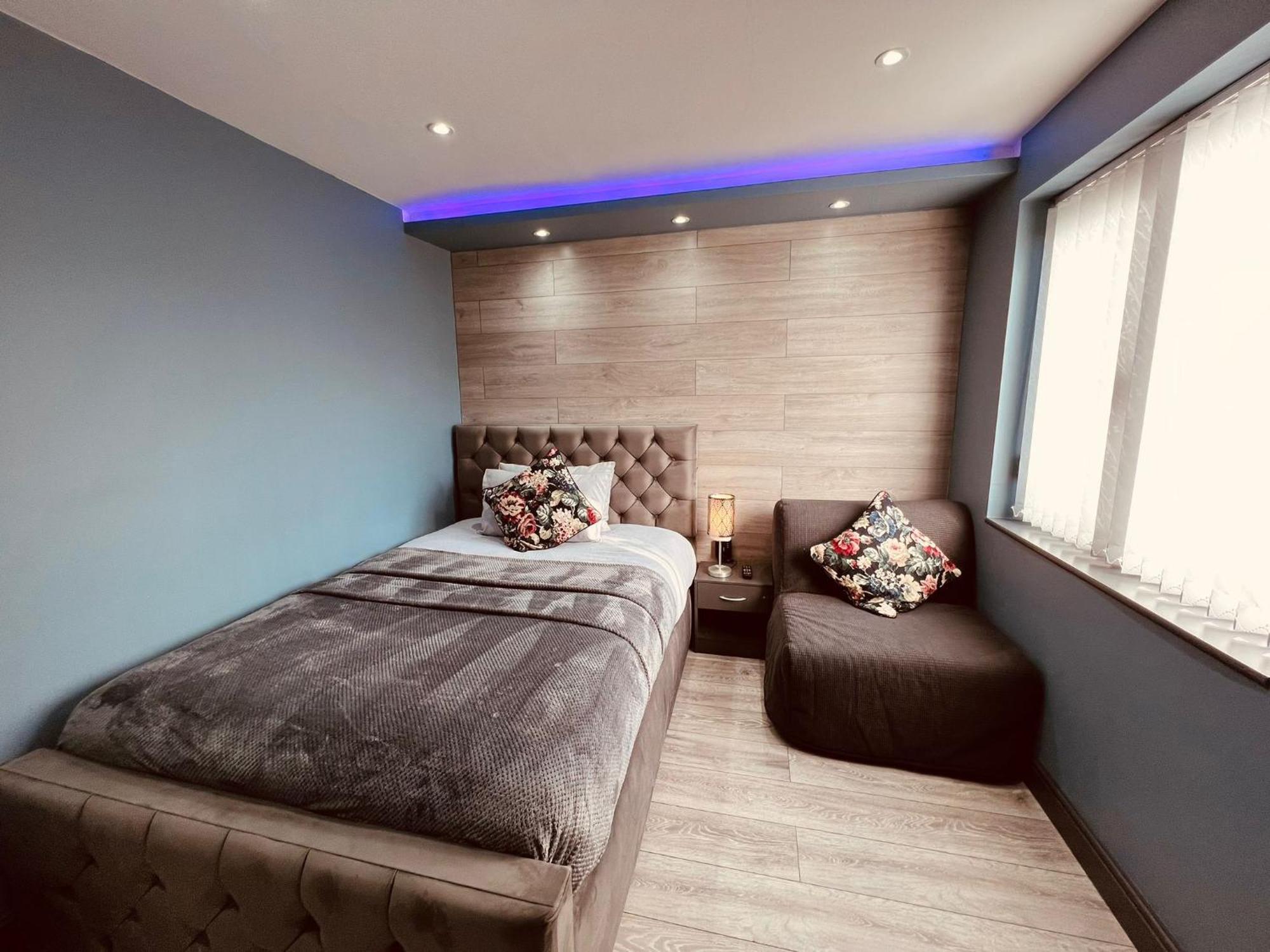 Modern Suites -5 Bedroom House- With Free Parking Birmingham City Bagian luar foto