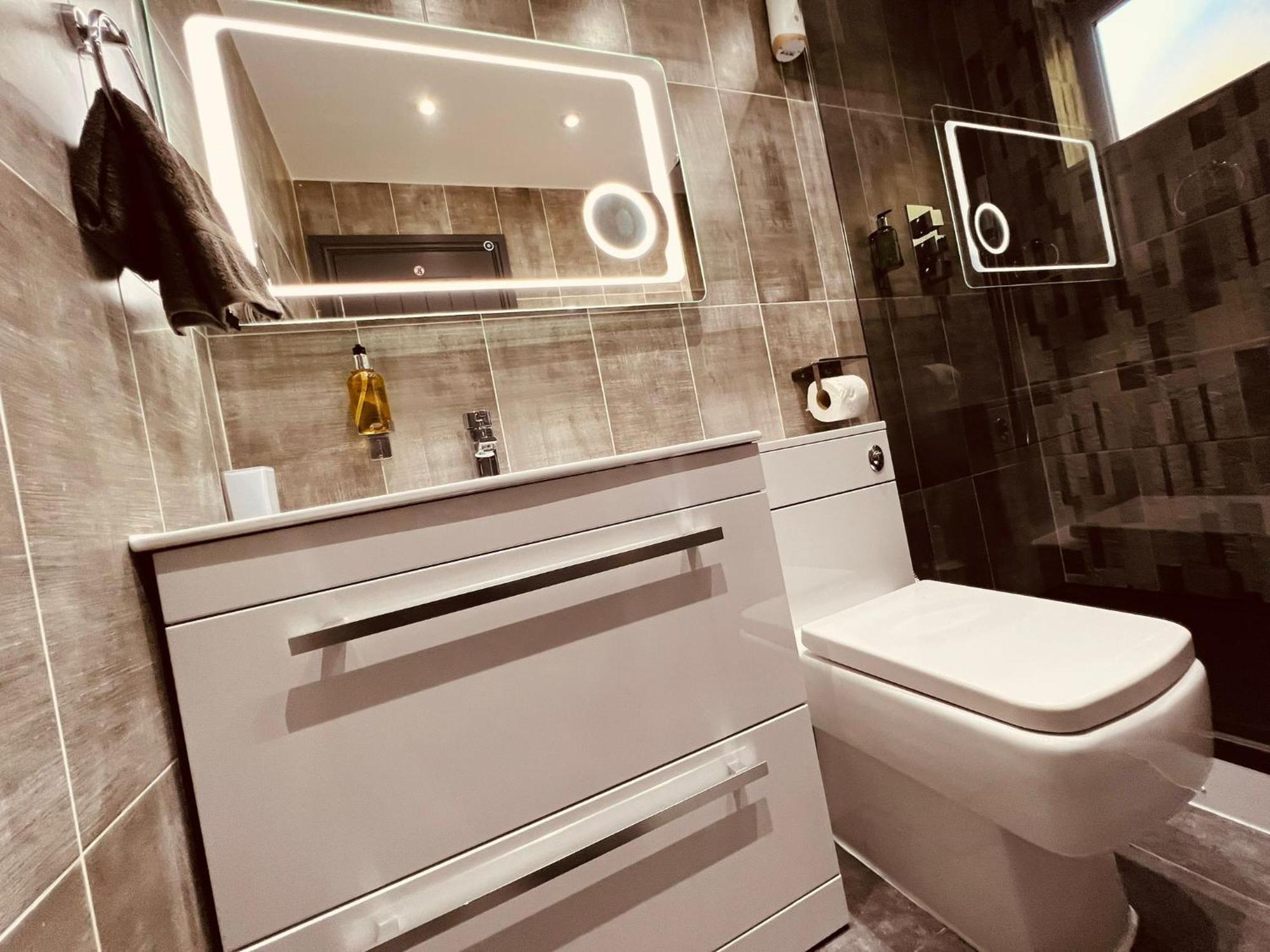 Modern Suites -5 Bedroom House- With Free Parking Birmingham City Bagian luar foto