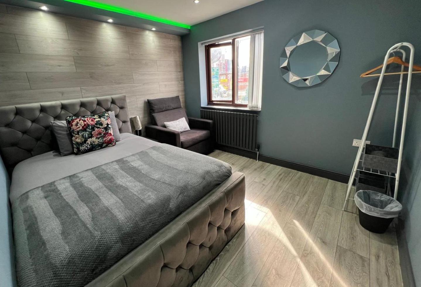 Modern Suites -5 Bedroom House- With Free Parking Birmingham City Bagian luar foto