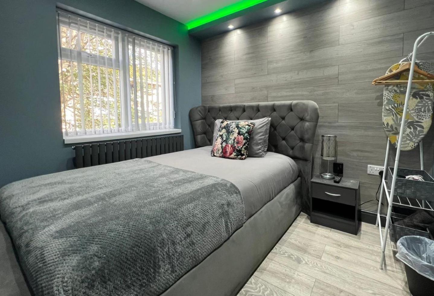 Modern Suites -5 Bedroom House- With Free Parking Birmingham City Bagian luar foto