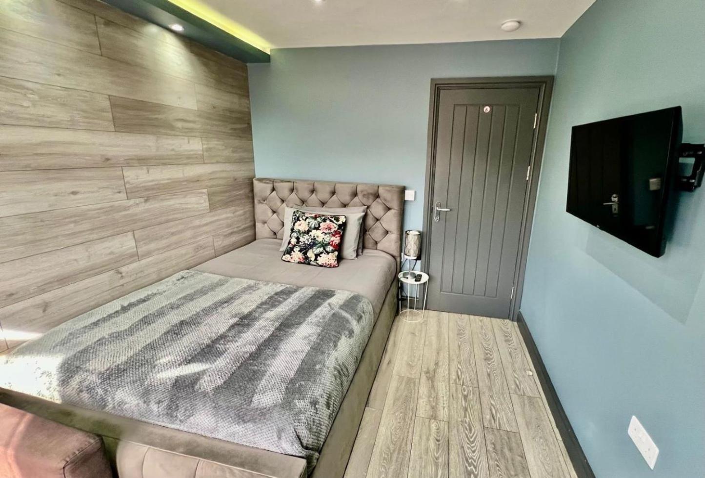 Modern Suites -5 Bedroom House- With Free Parking Birmingham City Bagian luar foto