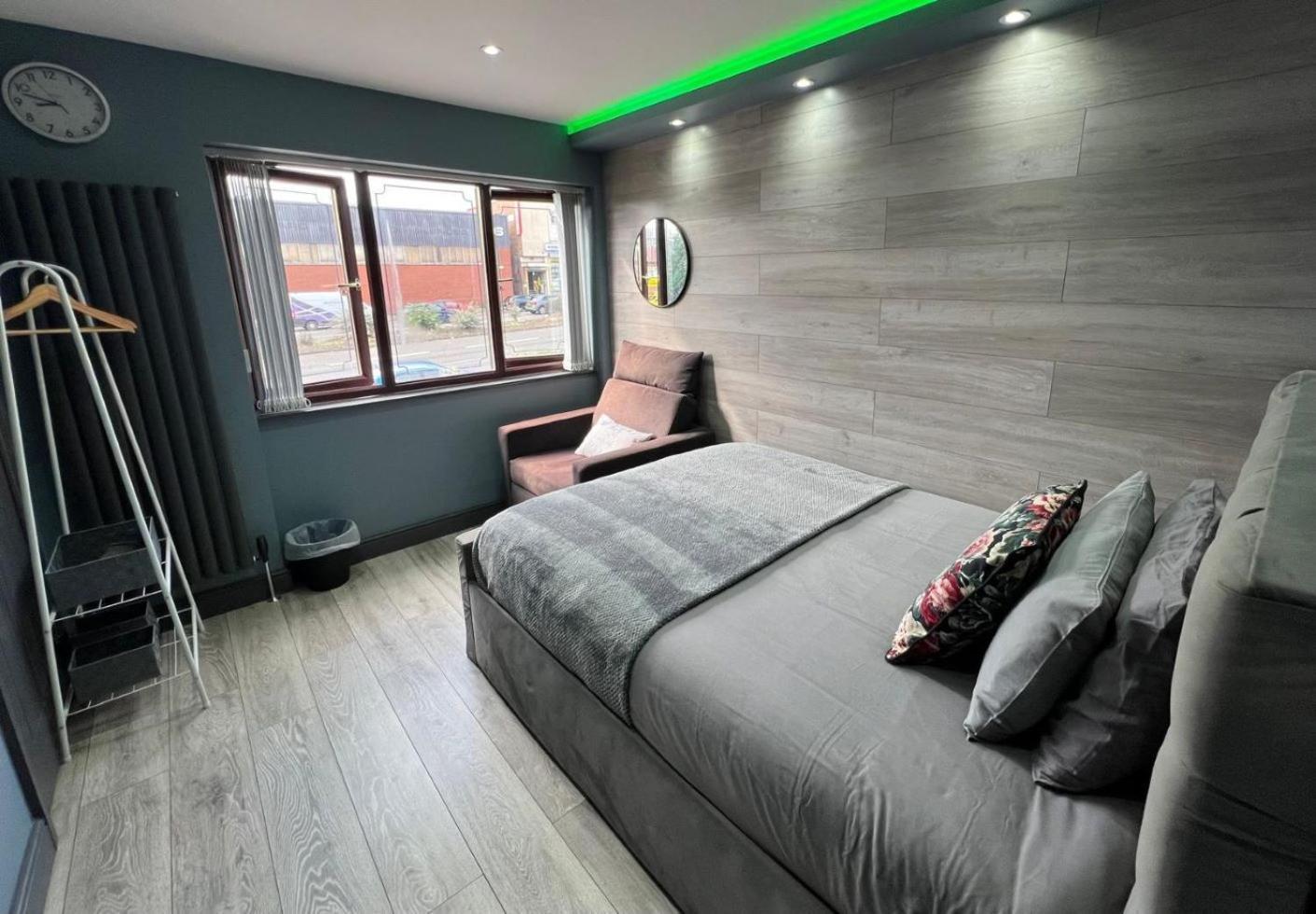 Modern Suites -5 Bedroom House- With Free Parking Birmingham City Bagian luar foto