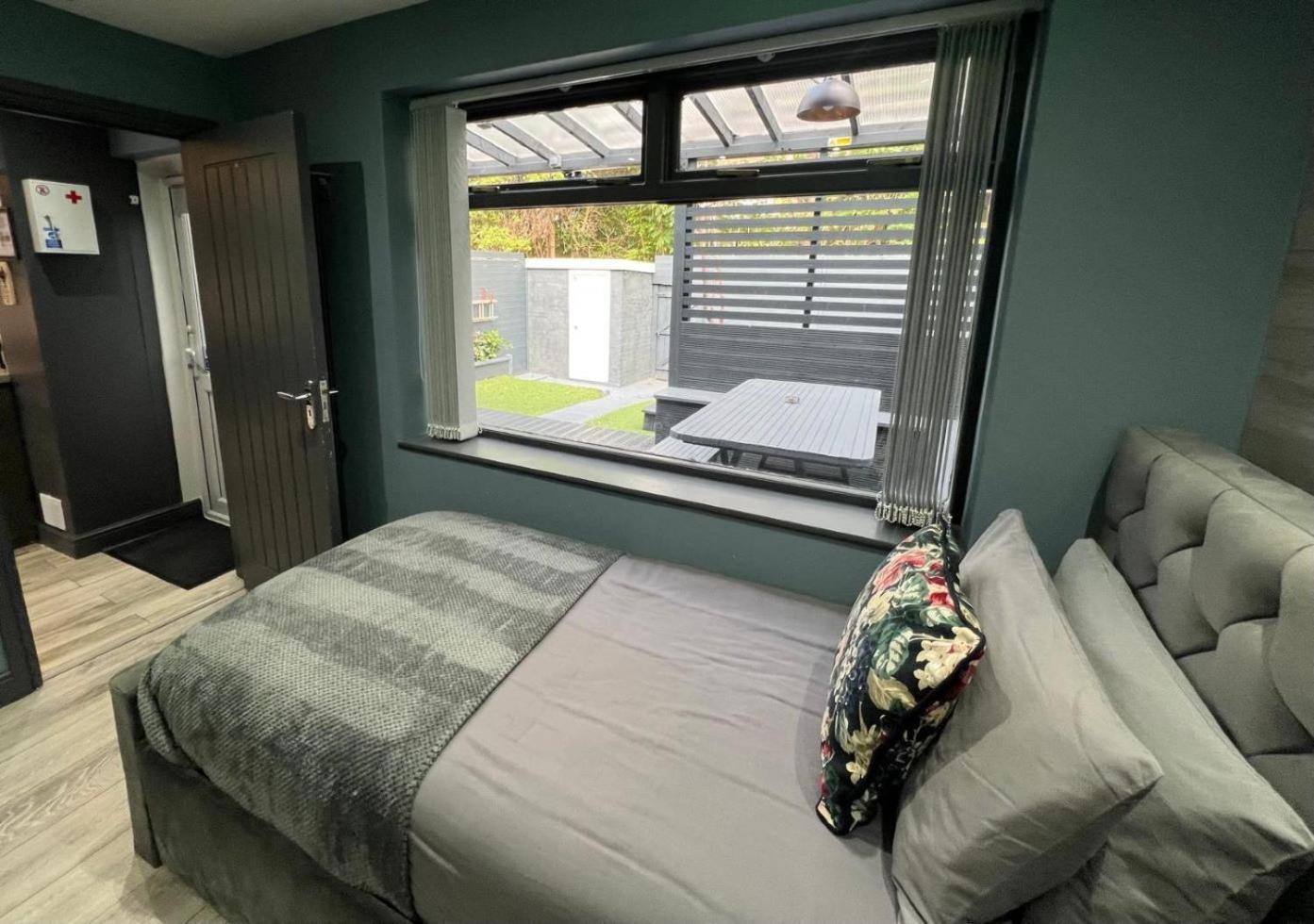 Modern Suites -5 Bedroom House- With Free Parking Birmingham City Bagian luar foto