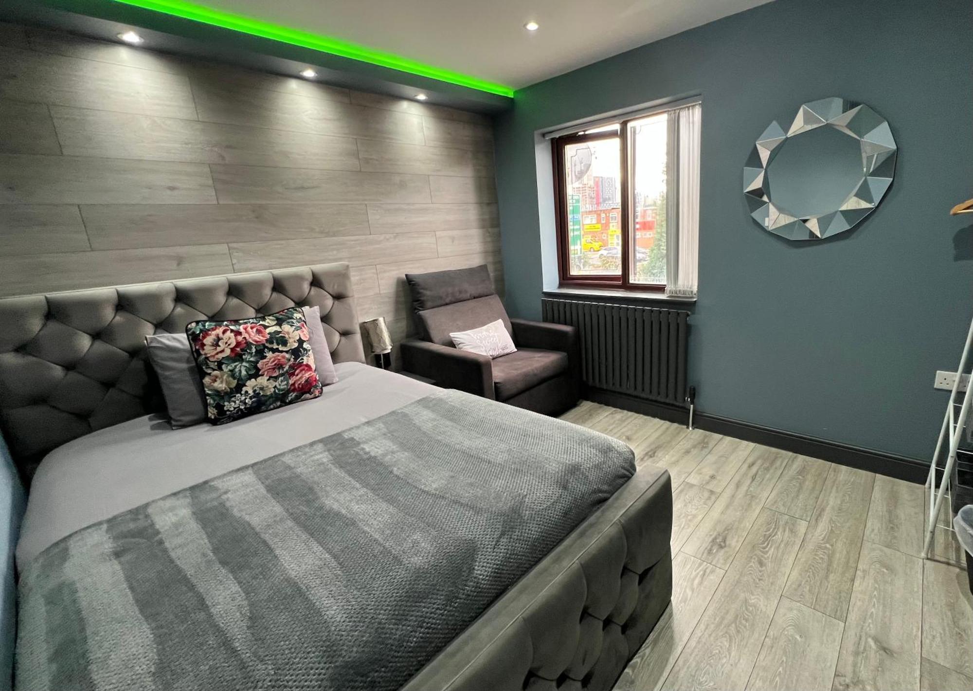 Modern Suites -5 Bedroom House- With Free Parking Birmingham City Bagian luar foto
